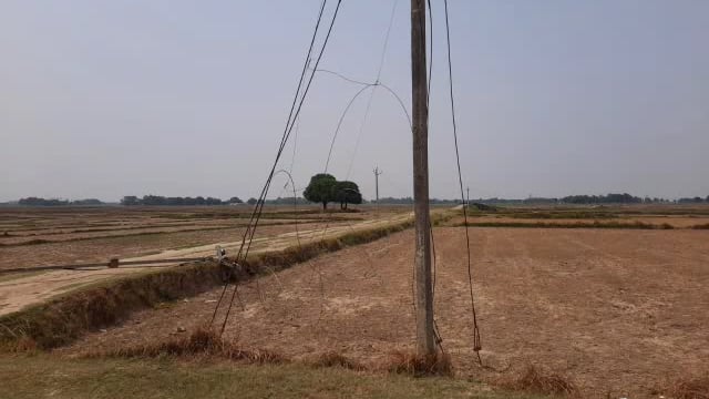 कठेला में एचटी व एलटी लाइन के 14 विद्युत पोल टूटने से 45 गांव की बिजली सप्लाई हुई बाधित