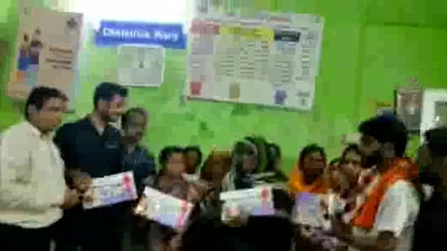 महाराष्ट्र नवनिर्माण विद्यार्थी सेनेच्या वतीने जिल्हा स्त्री रुग्णालय येथे बुधवारी जन्मलेल्या बाळांना किटचे वाटप