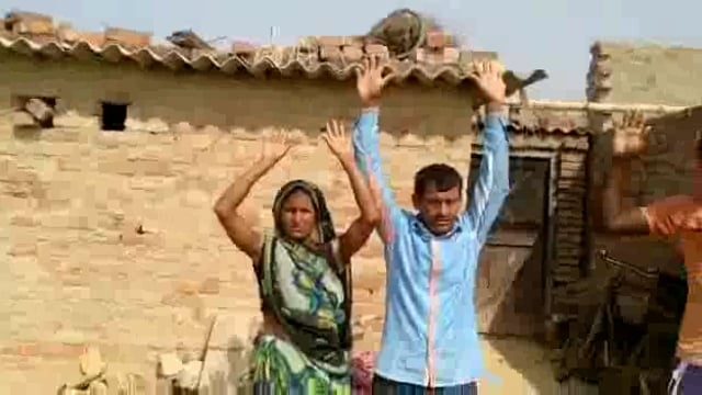 ग्रामीणों ने आवास की मांग को लेकर जिम्मेदारों के खिलाफ किया प्रदर्शन, अधिकारियों से लगाई गुहार