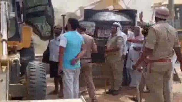 नौझील कस्बा में चामण चौराहे से पेट्रोल पंप तक गरजा बुलडोजर का कहर दर्जनों लोग हुये बेरोजगार