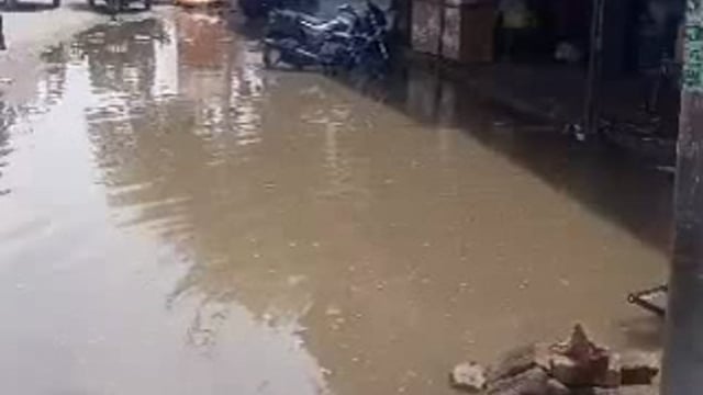 हल्की सी बारिश से नगर पंचायत इटवा में कई स्थानों पर भरा बारिश का पानी लोगों को हो रही परेशानी