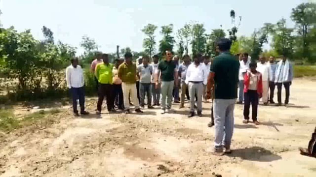 बहादुरा में बनाए जा रहे गौशाला का एडीओ पंचायत रवि प्रकाश मिश्रा ने किया निरीक्षण