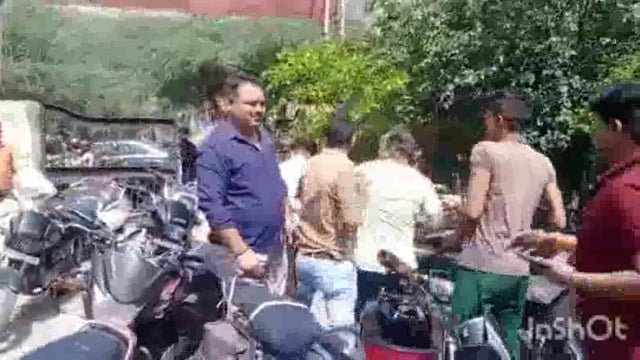 विद्युत विभाग के कर्मचारियों ने बिल जमा करने आई लड़की से अभद्र भाषा का प्रयोग कर दौड़ा-दौड़ा कर पीटा वीडियो हुआ वायरल