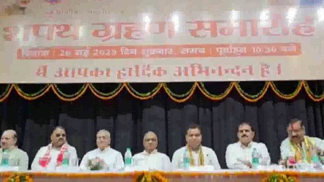 मथुरा वृंदावन नगर निगम नवनिर्वाचित महापौर व 70 पार्षदों को वेटनरी कालेज सभागार में डीएम द्वारा शपथ ग्रहण कराई