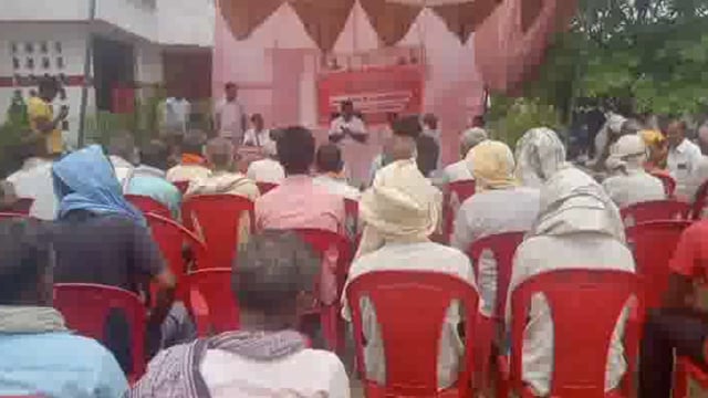 खंड विकास अधिकारी भनवापुर धनंजय सिंह ने नाव डीह में चौपाल लगा कर सुनी ग्रामीणों कि समस्या