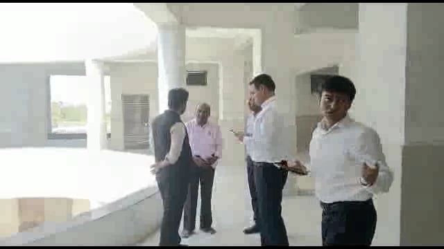 शहरातील प्रशासकीय इमारत बांधकामाची आमदार संजय बनसोडे व जिल्हाधिकारी पृथ्वीराज बी.पी.यांनी केली पाहणी