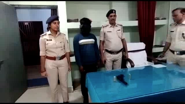 अमरपुर थाने में दर्ज प्राथमिकी के फरार अभियुक्त को देसी कट्टा और दो जिंदा कारतूस के साथ पुलिस ने किया गिरफ्तार