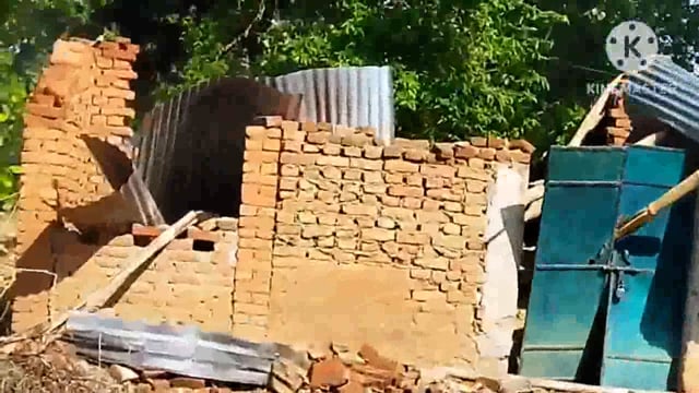 भीषण आंधी व बारिश में दीवार गिरने से एक की मौत, दर्जनों पेड़, बिजली पोल तार, एवं गरीबों के आशियाने उड़े