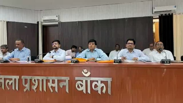 जिला पदाधिकारी ने क्रियान्वित विकास योजनाओं के अद्यतन प्रगति की समीक्षा दिए आवश्यक दिशा निर्देश 