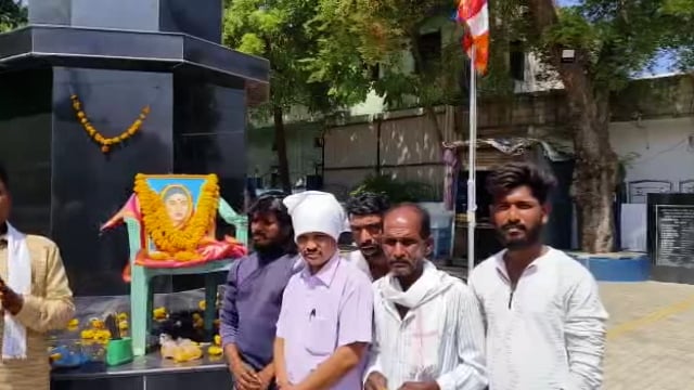 डॉ बाबासाहेब आंबेडकर पुतळ्यासमोर विविध संघटनेच्या वतीने माता रमाई आंबेडकर यांची पुण्यतिथी साजरी