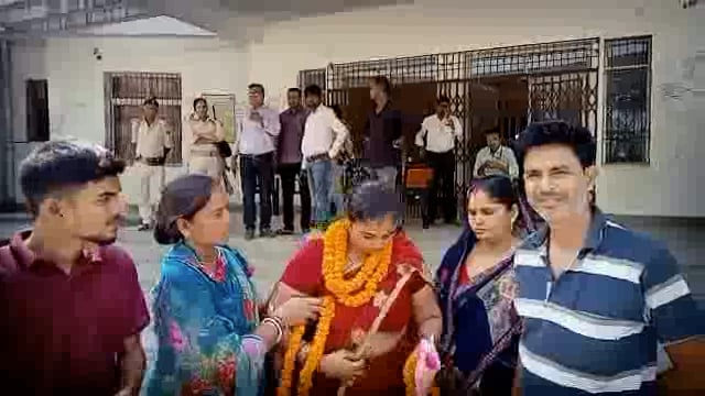 अमरपुर पंचायत उपचुनाव का परिणाम हुआ घोषित प्रखंड निर्वाची पदाधिकारी ने विजई प्रत्याशियों को दिया प्रमाण पत्र