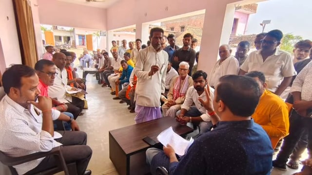 शनिचरा स्थित अपने आवास पर पूर्व बेसिक शिक्षा मंत्री सतीश द्विवेदी ने क्षेत्र की आई जनता जनार्दन की सुनी समस्या