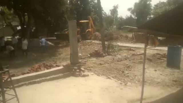 बाबा का बुलडोजर इस्तेमाल कर रहे भूमाफिया,कोर्ट में विचाराधीन जमीन पर जबरन कब्जा
लालगंज पुलिस ने १५१ की कार्यवाही कर पल्ला झाड़ा
पूरे बहादुर गाँव