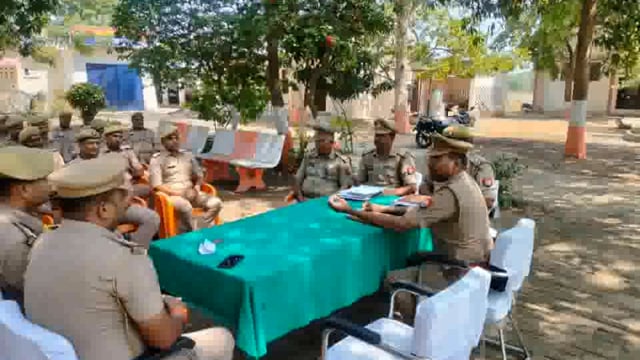 त्रिलोकपुर थाने पर अभियान के सम्बन्ध मे अधिकारियों व कर्मचारियों के साथ की गई बैठक ।