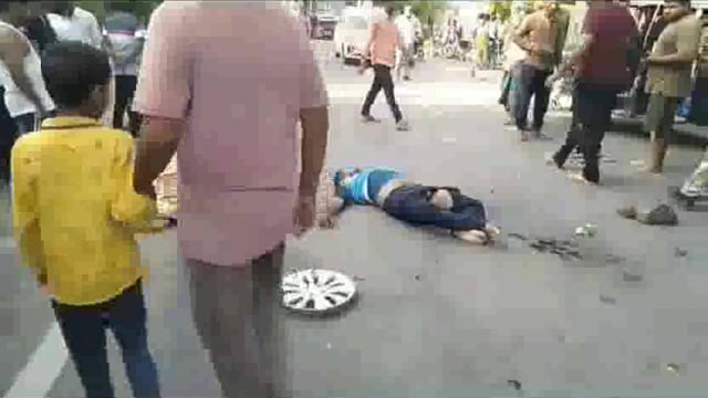 कार के टक्कर से बाइक सवार पति पत्नी समेत दो बच्चो की दर्दनाक मौत, पीएम के बाद शव गाँव पहुंचने पर गाँव मे छाया मातम