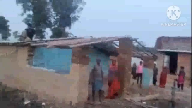 भीषण आंधी पानी से प्रखंड के दर्जनों परिवार के आशियाने उड़ने से पीड़ित परेशान आर्थिक सहायता की लगाई गुहार