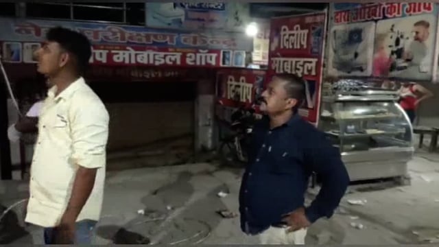 इटवा में देर रात बिजली विभाग के कर्मचारी का बिना सेफ्टी के काम करते हुए वीडियो हुआ वायरल