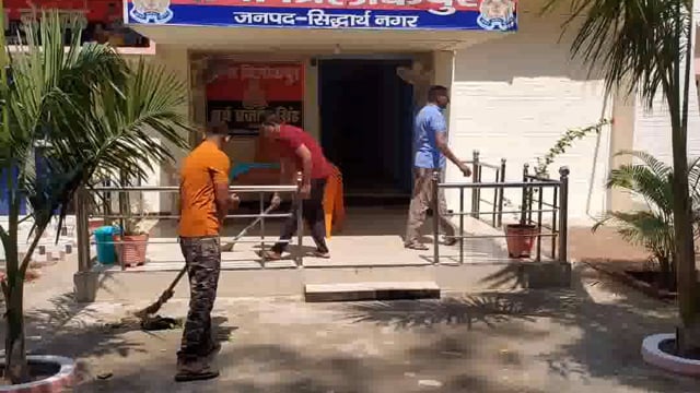 एसपी के निर्देश पर त्रिलोकपुर थाना में सभी अधिकारी कर्मचारी गण द्वारा थाने की कि गई साफ सफाई