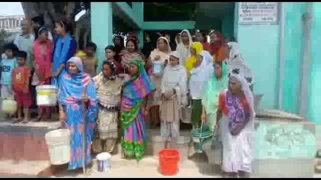 सुल्तानपुर गांव में पानी को लेकर मचा हाहाकार किलो 2 किलोमीटर दूर से पानी लाने को मजबूर है ग्रामीण