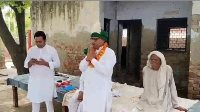 बाजना नगर पंचायत अध्यक्ष का किया जावरा के लोगों ने चांदी का मुकुट पहनाकर फूल मालाओं से स्वागत है