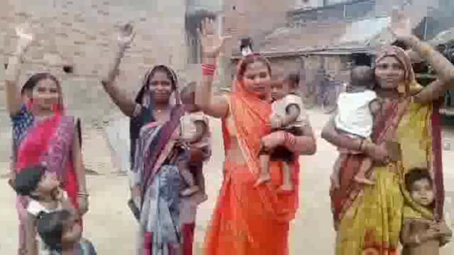 पुष्टाहार योजना का लाभ नहीं मिलने से परेशान मझौवा गांव की महिलाओं ने किया प्रदर्शन, जिम्मेदारों से लगाई गुहार