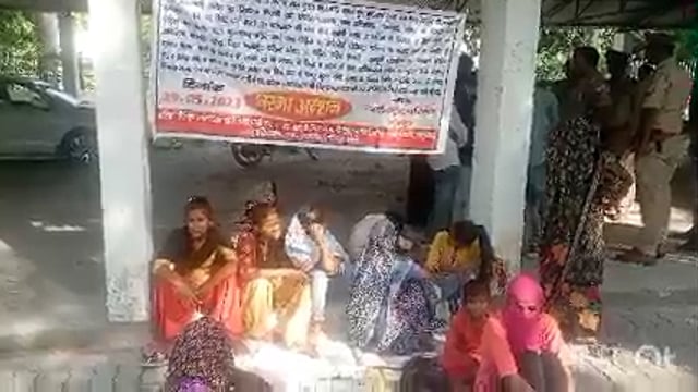 दलित पीड़ित परिवार परिजनों संग अपनी मांगों को लेकर बैठा धरने पर पुलिस के आश्वासन के बाद धरना हुआ स्थगित