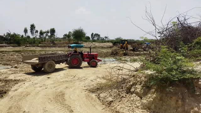 राजस्व तालाब की मिट्टी पर जेसीबी से दिन दहाड़े डकैती, विभाग की आँख बन्द
तहसील कुण्डा, लालगंज के नरई, नौढ़िया के तालाब में मिट्टी चोरी