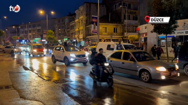 Düzceliler 7’den 70’e Sokağa Dökülüp Seçim Zaferini Kutladılar