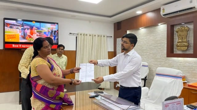 क्रेडिट कैंप में जिला पदाधिकारी द्वारा ऋण की राशि का किया गया भुगतान 