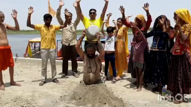 गंगा दशहरा पर्व पर यमुना में गंदगी होने पर बालू से स्नान कर किया विरोध