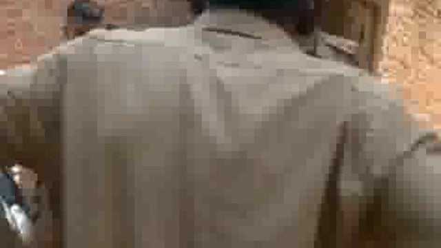 भूमिधरी जमीन के विवाद में पहुंचे दरोगा व सिपाही, एक पक्ष के वीडियो बनाने से नाराज दरोगा ने मारा व भद्दी भद्दी गाली देने का वीडियो वायरल
थाना लालगंज