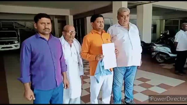 निजामाबाद तहसील पर तैनात एसडीएम पर गांव के रास्ते को बंद कराने का आरोप लगा ग्रामीणों ने जिलाधिकारी  को सोपा ज्ञापन 