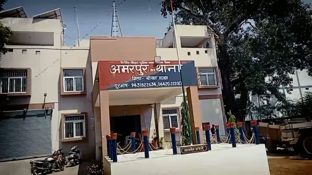 अमरपुर पुलिस ने काशपुर मोड़ के समीप से 11 लीटर देसी शराब के साथ एक बाइक किया जप्त