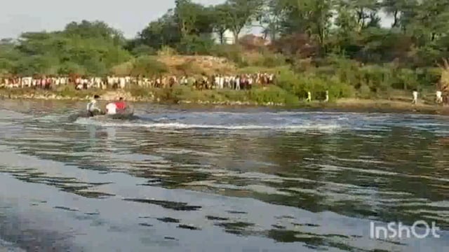 मझोई घाट पर दो पड़ोसी यमुना नदी में डूबे एक को ग्रामीणों ने बचाया दूसरे की तलाश जारी मौके पर पहुंची एसडीएम व पुलिस