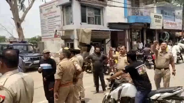 नगर पालिका का अवैध दुकान पर चला बुलडोजर