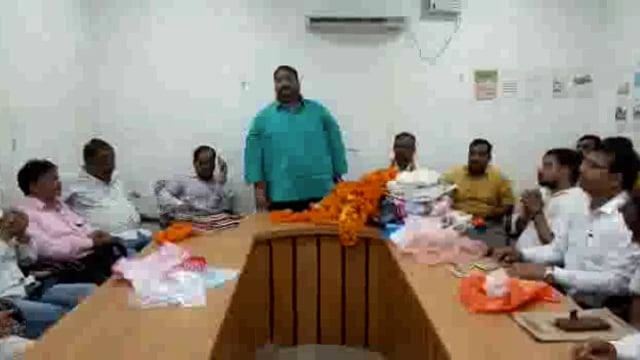 बलरामपुर: नगर पालिका बाबू हुए सेवानिवृत्त अध्यक्ष ने अंग वस्त्र देकर किया सम्मानित।