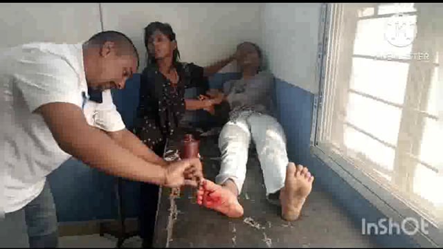 हाईवा की ठोकर से टोटो पलटने से मुस्तफापुर निवासी हुए घायल दोनों घायलों का सूरजगढ़ा सीएचसी में किया गया इलाज