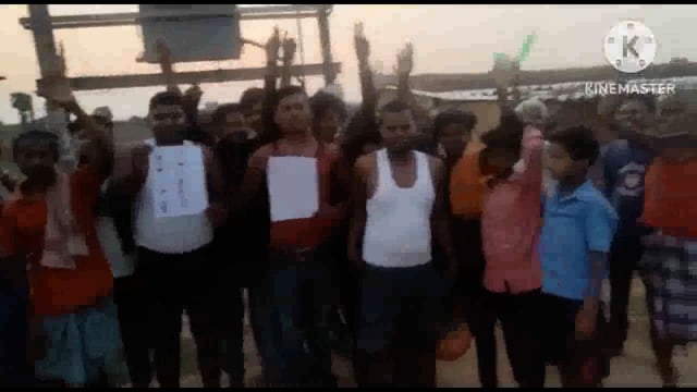 1 सप्ताह से बिजली गुल रहने के कारण भुड़कुड़िया, जतकुटिया के ग्रामीणों ने प्रदर्शन कर बिजली जेई मुर्दाबाद के लगाए नारे