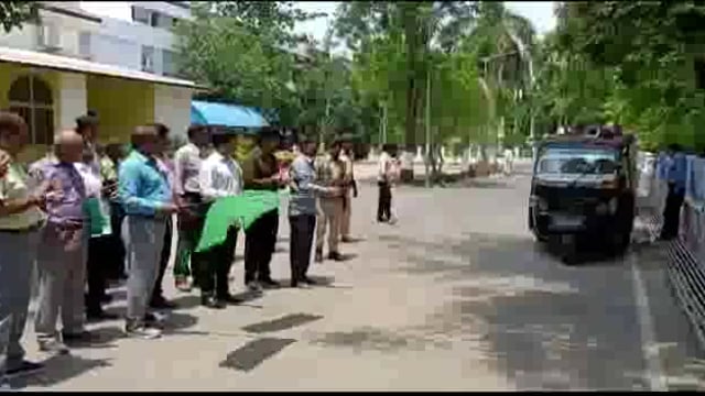 प्रधानमंत्री किसान जागरूकता रथ को डीएम ने हरी झंडी दिखाकर किया रवाना 