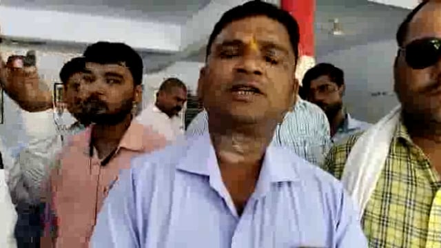 मेडिकल एसोसिएशन के पदाधिकारियों ने उप मुख्यमंत्री को संबोधित ज्ञापन डीएम को सौंपा।