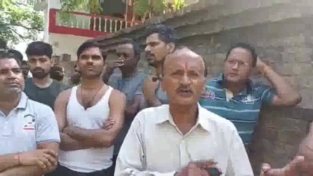 चोरी की आशंका मे रात्रि को ग्रामीणों ने एक युवक को दबोचा, किया पुलिस के हवाले
बीते दिनों गाँव में हुयी चोरी से ग्रामीण रात में दे रहे थे पहरा