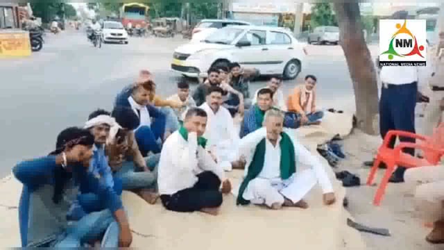 भारतीय भाकियू के कार्यकर्ताओं ने दबंग लोगों के खिलाफ कार्यवाही की मांग को लेकर पानीगांव तिराहे पर दिया धरना प्रदर्षन।