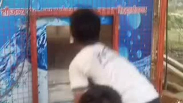 इटवा में इंडिया मार्क हैंडपंप खराब होने की वजह से वाटर एटीएम से पानी पीने को मजबूर है राहगीर व बच्चे