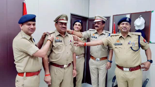 कोतवाल कमलेश पाल का बड़ा वजन, कंधे पर एक स्टार बड़ने से बड़ा वजन, हुआ प्रमोशन बने इंस्पेक्टर, एसपी, एएसपी,सीओ ने दी शुभकामनाएं
