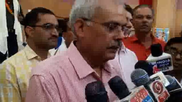 पत्रकारिता दिवस पर आयोजित पत्रकार सम्मान समारोह में उपस्थित हुए डीएम मंडलायुक्त व एडिशनल एसपी 