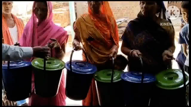 घर के सूखा एवं गीला कचरा संग्रहण हेतु उप प्रमुख द्वारा ग्रामीणों के बीच ढक्कन युक्त कचरा डिब्बा का किया गया वितरण