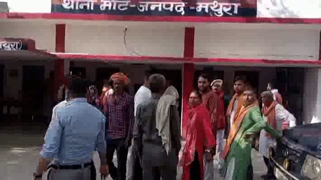 हिंदू महासभा ने किया मांट थाने का घेराव हत्या का मुकदमा दर्ज कराने के लिए पुलिस अधिकारियों से की मुलाकात