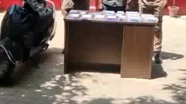 एक चोर व एक बाल अपचारी चढ़े पुलिस के हत्थे, चोरी की एक स्कूटी, १५ मोबाइल, २००० रुपये नगद बरामद
जिला कारागार भेजे गये
थाना नवाबगंज