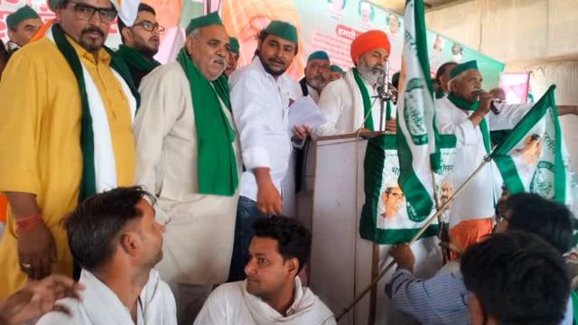 थाना टप्पल क्षेत्र यमुना एक्सप्रेसवे पर हुई महापंचायत राकेश टिकैत ने सरकार पर बोला हमला