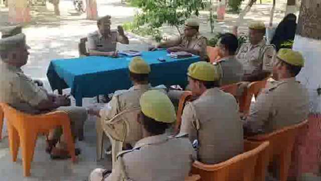 आपरेशन त्रिनेत्र के सम्बन्ध में थाना त्रिलोकपुर में सभी अधिकारी कर्मचारीगण की कि गई मीटिंग ।